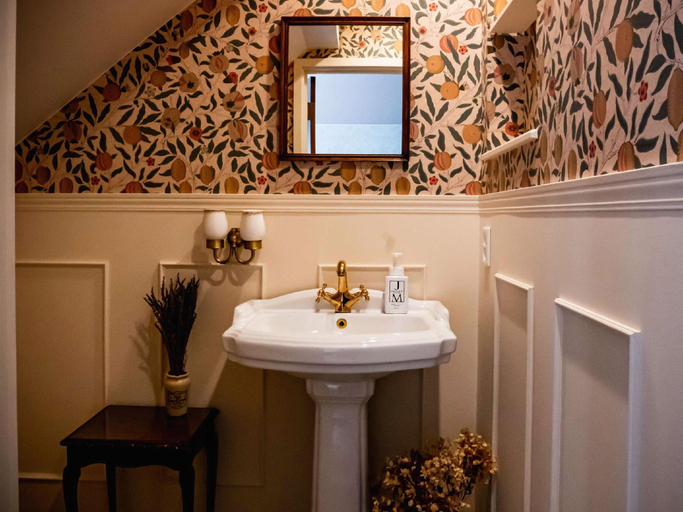 Bathroom 4, Annie Hills, Tateshina