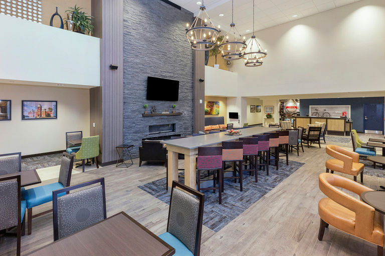Food & Drinks 5, Hampton Inn & Suites Morgantown Univ. Town Centre, Monongalia