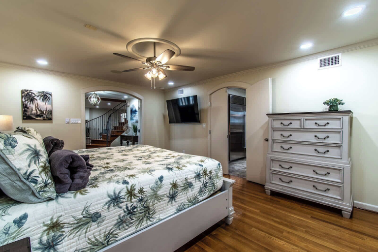 Room 4, Ocean Drive Grand Estate Sleeps 54 Pool, Nueces