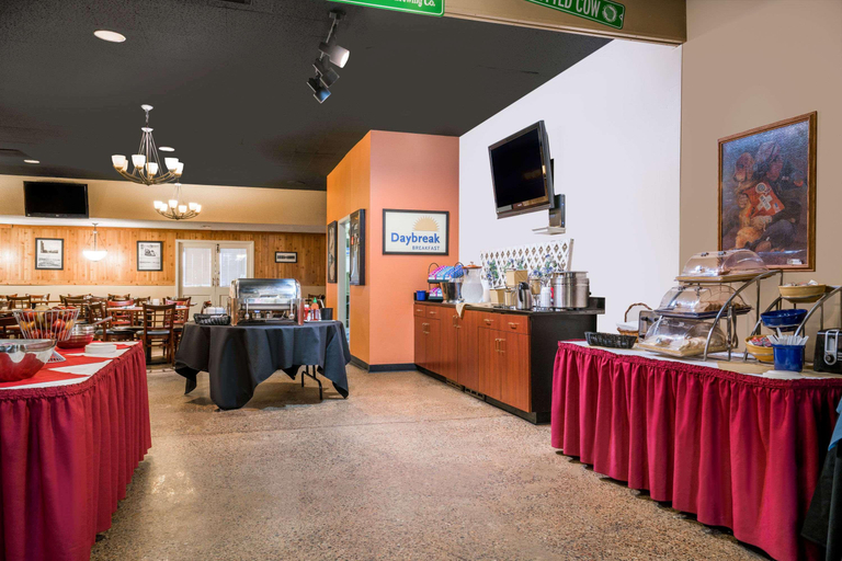 Food & Drinks, Days Inn by Wyndham La Crosse Conference Center, La Crosse
