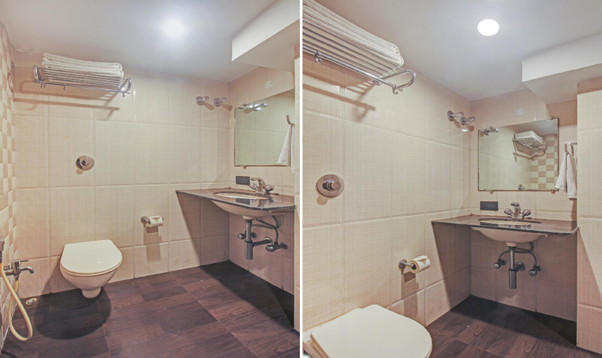 Bathroom 3, Dee Empresa Hotel, Kolkata