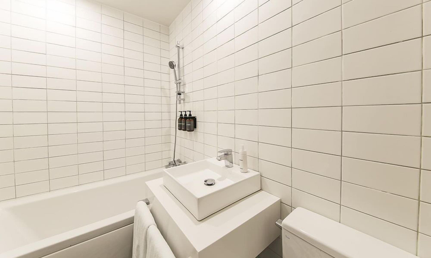 Bathroom 4, Hotel Yeogiuhtte Chungjangro, Buk