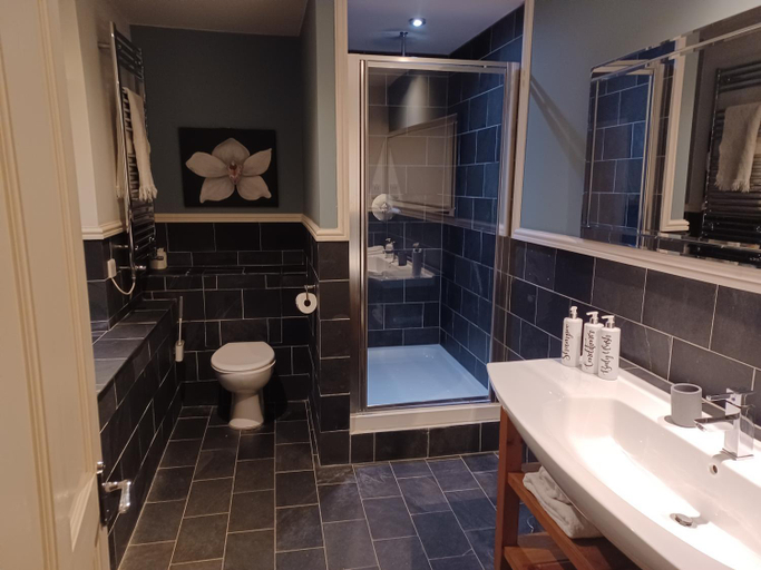 Bathroom 2, The Red Lion, Devon