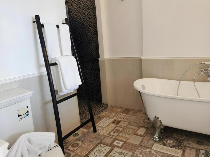 Bathroom, AT Kung Kra baen Hotel and Residence, Tha Mai