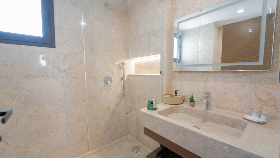Room 5, New 2BR Sunny Balcony Jardins Carthage, Bouhaira