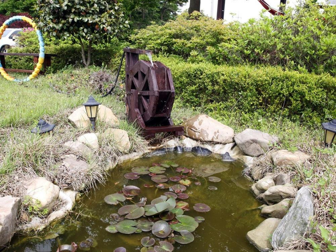 Others 2, Anmyeondo Chingunae Pension, Taean
