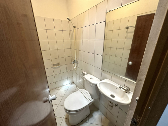 Bathroom 5, HOTEL GREEN MARIBAYA LEMBANG, Bandung