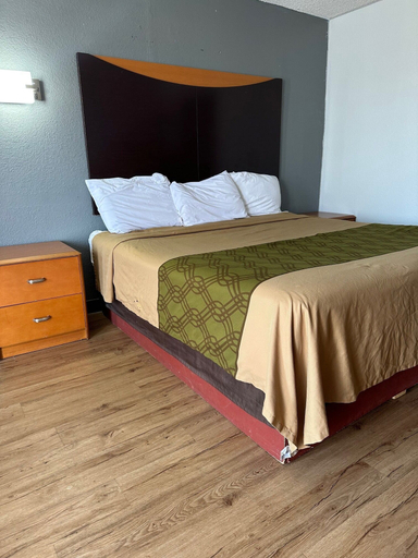 Bedroom 4, Rodeway Inn Hopkinsville, Christian