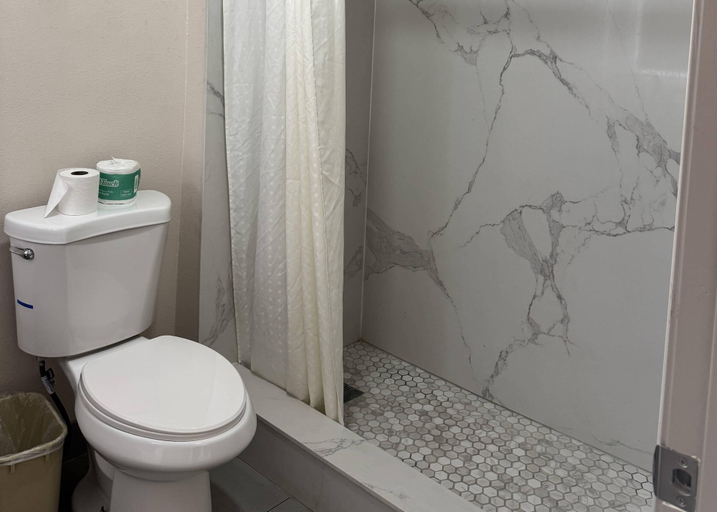 Bathroom 4, Rodeway Inn Ventura Midtown, Ventura