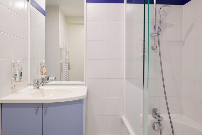Bathroom 5, Aparthotel Adagio Access Rennes Centre, Ille-et-Vilaine