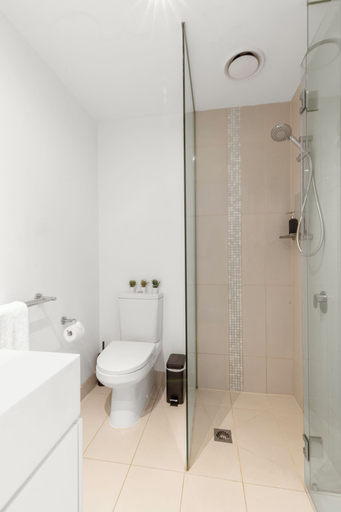 Bathroom 2, Prima Pearl, Melbourne