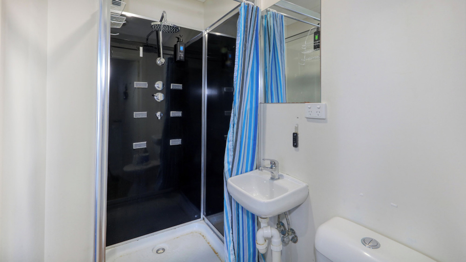 Bathroom 5, Eden Gateway Holiday Park, Bega Valley