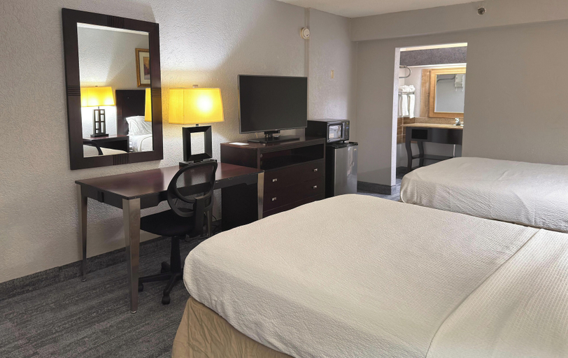 Bedroom 3, The Lodge Hotel and Banquets, Saint Louis