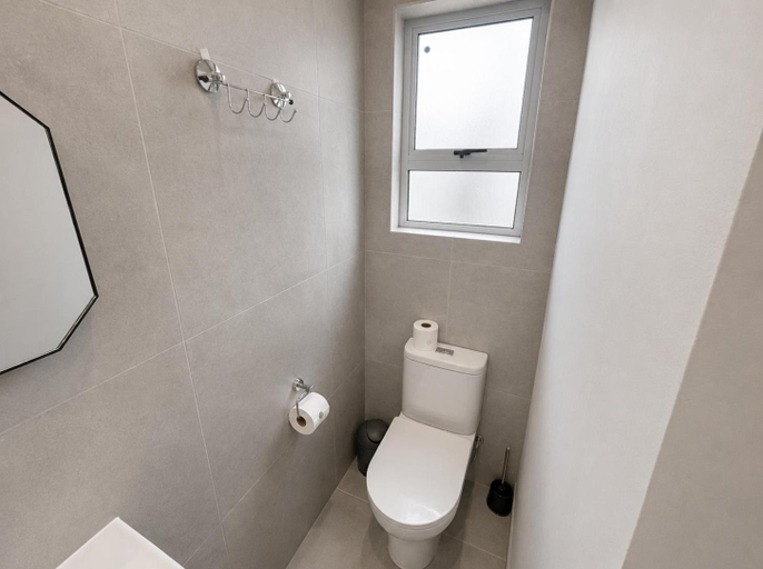 Bathroom 3, 30 on 6th, City of Cape Town