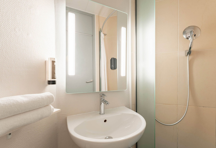 Bathroom 4, B&B HOTEL Calais Centre Saint-Pierre, Pas-de-Calais