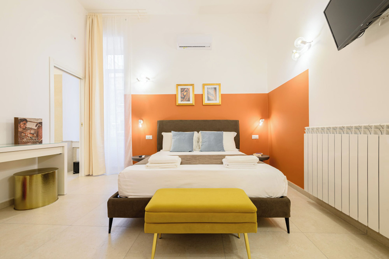 Room 5, Into Mann, Napoli