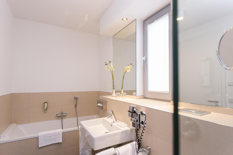 Bathroom 4, Grimm's Hotel Mitte, Berlin