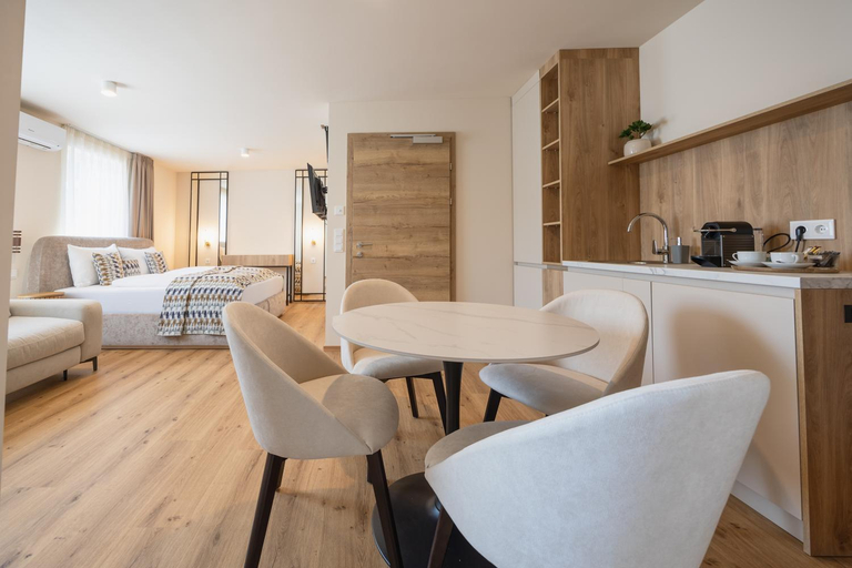 Others 5, Casa Plus, Villach
