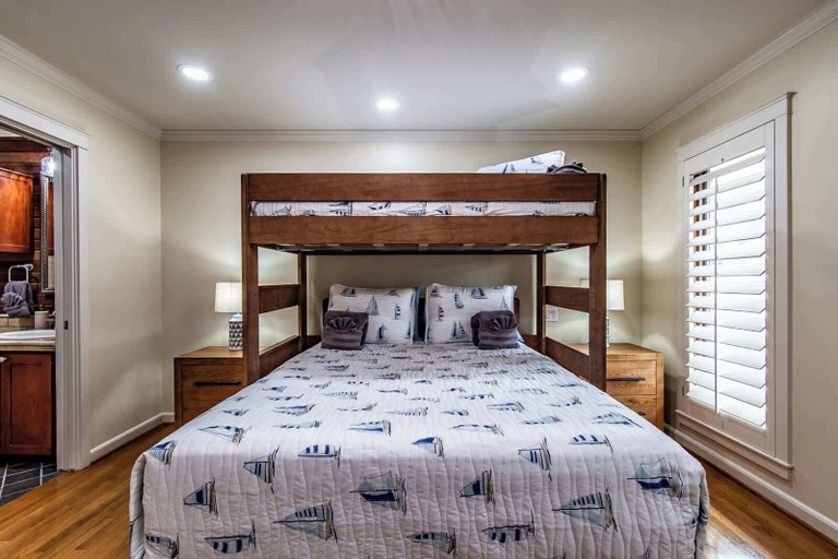 Room 5, Ocean Drive Grand Estate Sleeps 54 Pool, Nueces