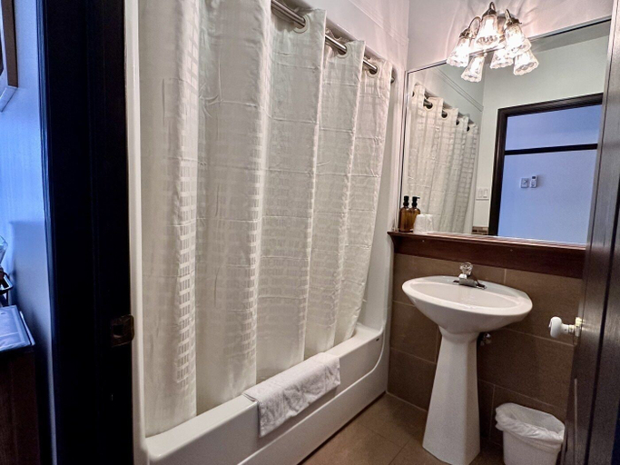 Bathroom 4, Auberge du Lac Malcom, La Matapédia