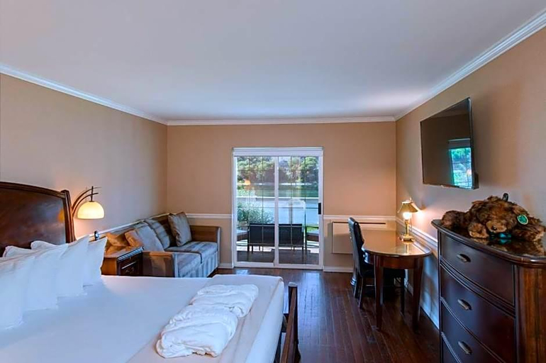 Bedroom 2, South Thompson Inn, Thompson-Nicola
