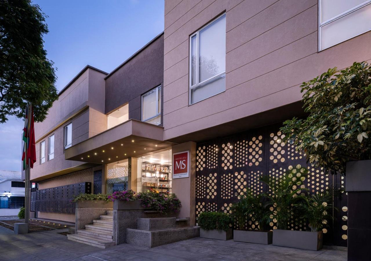 Exterior & Views