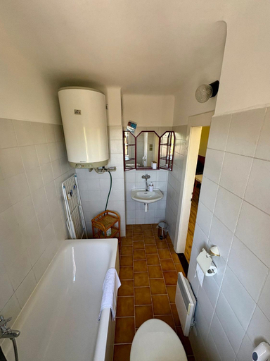 Bathroom 2, Privat Smidova Petra, Tábor