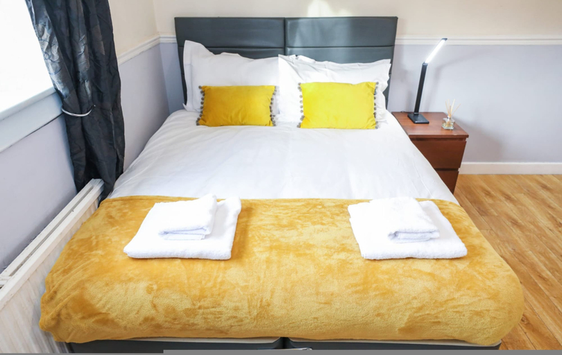 Room 5, Spacious 4BR Edinburgh Home Free Parking, Edinburgh