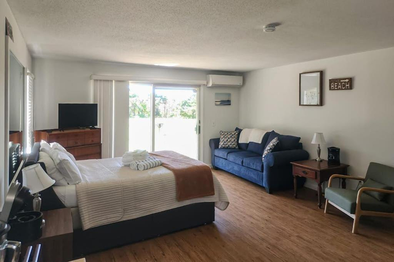 Others 4, Large Studio with Patio and Pool, Barnstable