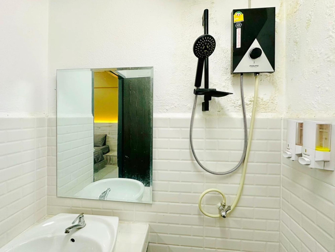 Bathroom 5, H-Hub BBT, Bang Bua Thong