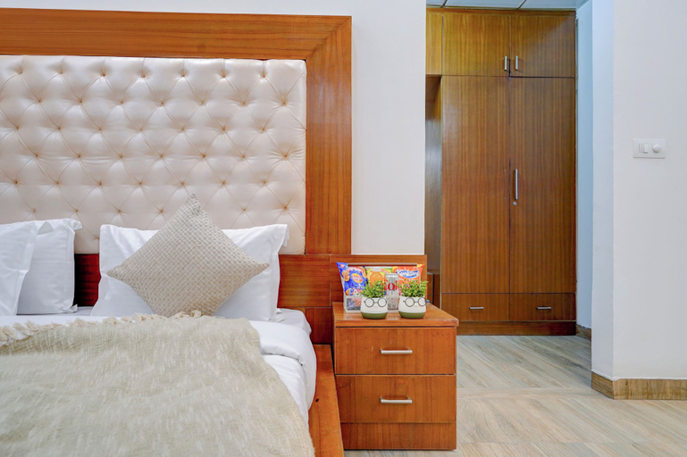 Room 2, Restin Hotel Near Golf Course Road, Gurgaon