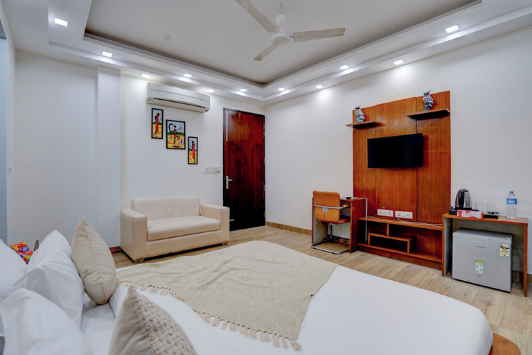 Room 4, Restin Hotel Near Golf Course Road, Gurgaon