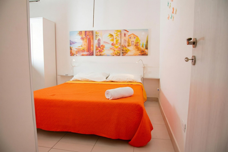 Room 2, Nike Home 200m From Sea, Syracuse