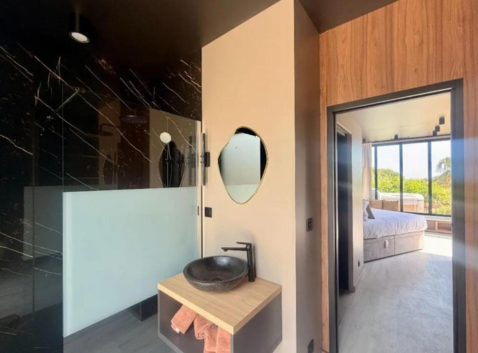 Bathroom 5, Kon Tiki, Var