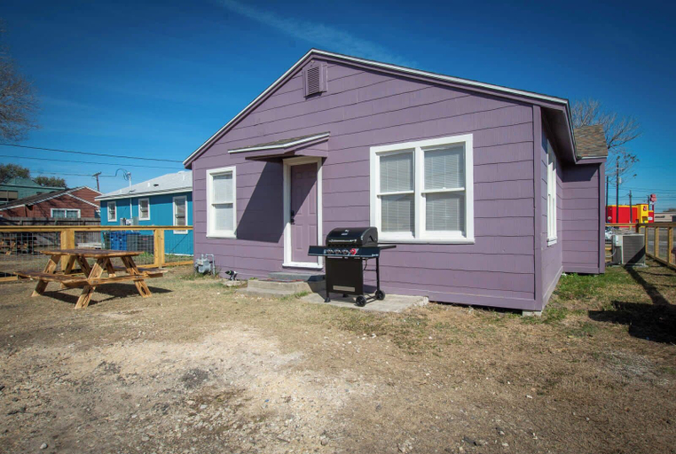 BBQ/picnic area, The Coastal Nest Relax & Unwind in Style, Nueces