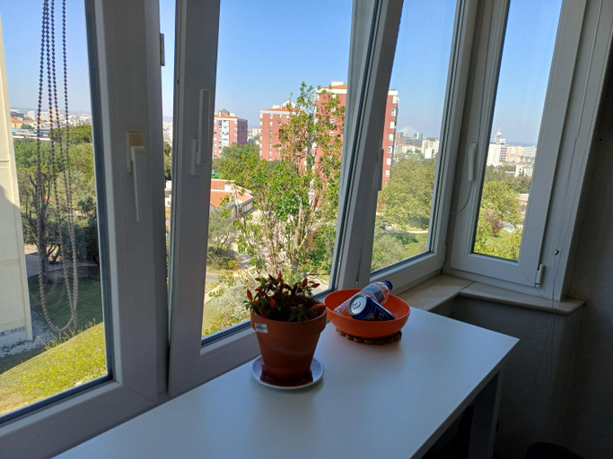 Others 2, Cozy Room near Metro & Airport, Lisbon