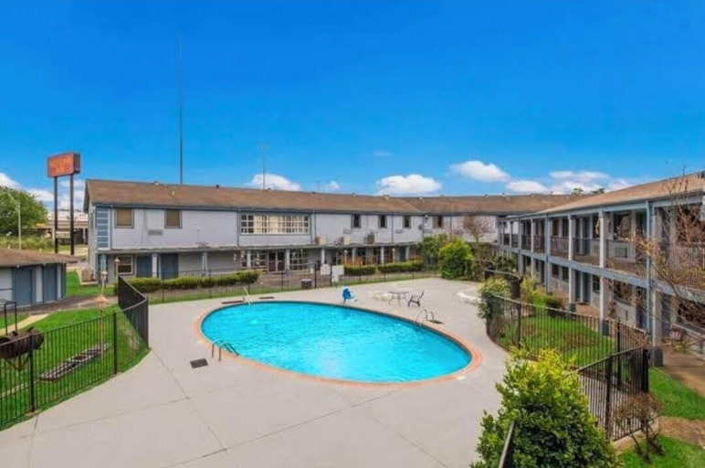 Sport & Beauty, Monsoon Inn, Jefferson