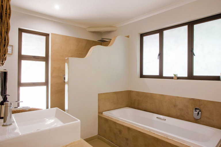 Bathroom 4, Kingfisher Creek Safari Lodge, Mopani