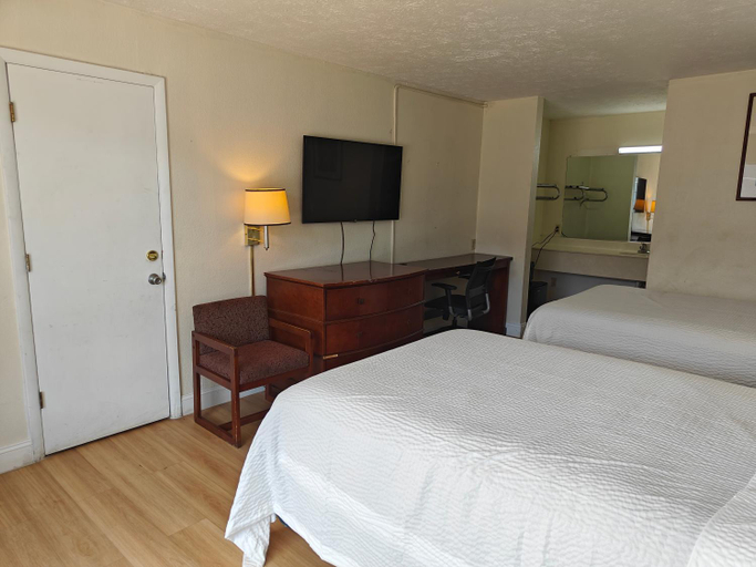 Bedroom 4, Travelodge by Wyndham Richmond Kentucky, Madison