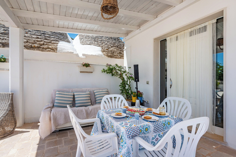 Outdoor dining 2, Gioberti 20 I Trulli With Pool, Taranto