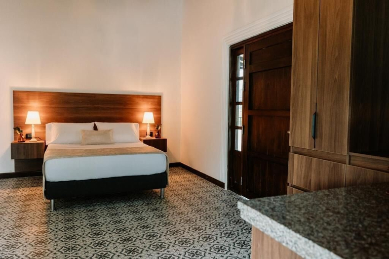 Room 4, catleya royal club, Marsella