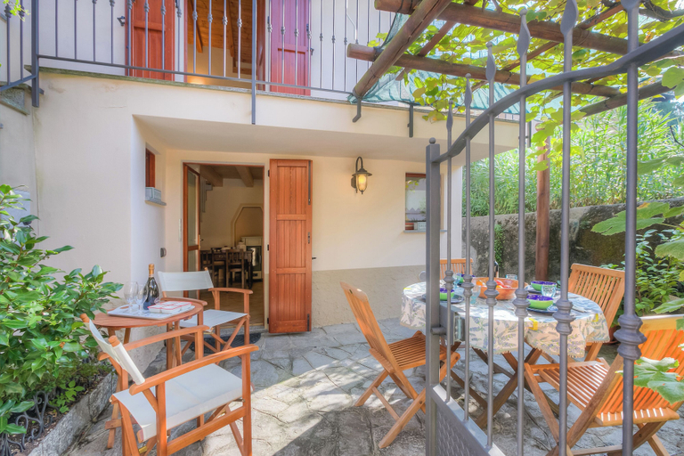 Outdoor dining 5, La Piccola Casa Dell'uva Fragola Next to the Lake, Novara