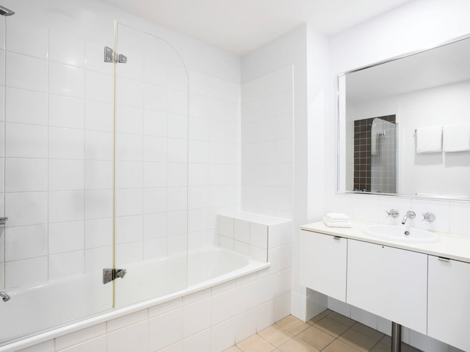 Bathroom 4, Mantra Trilogy Cairns, Cairns