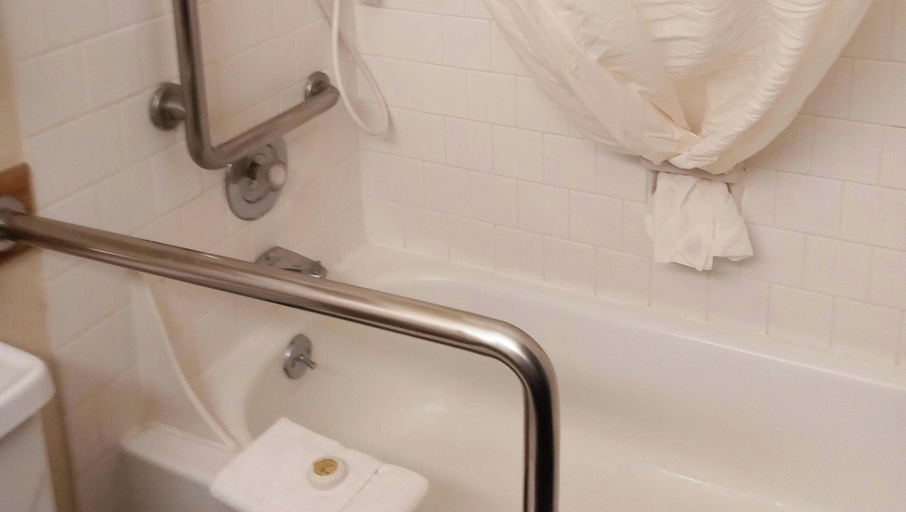 Bathroom 4, La Grande Inn, Union