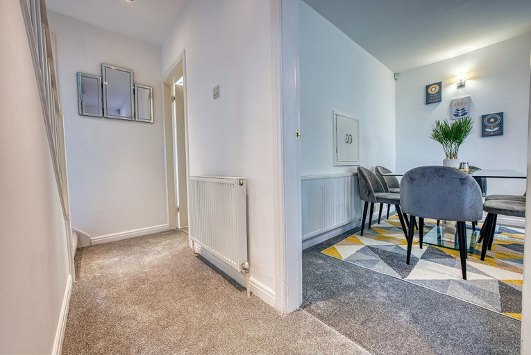 Interior 4, Modern 3BR House Wednesbury Garage, Sandwell