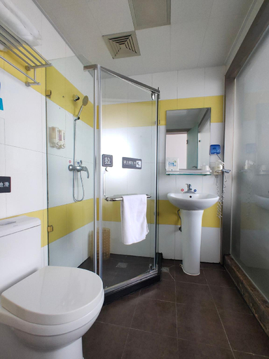 Bathroom 3, 7 Days Inn Rizhao Huanghai 1st Road, Rizhao