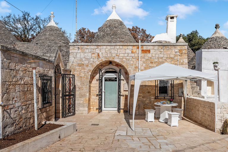 Outdoor dining 2, Trulli Trullo in Locorotondo, Bari