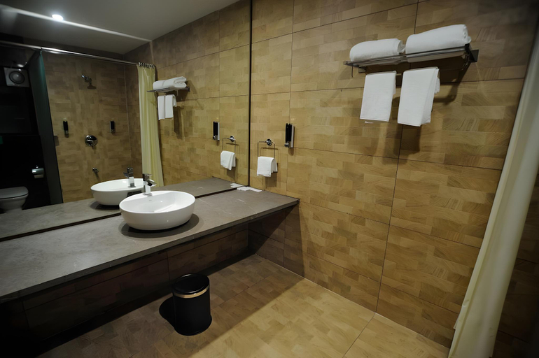 Bathroom 4, Hotel 3 Leaves, Kolhapur