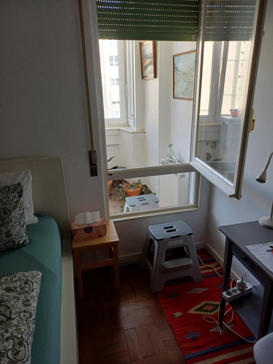 Others 5, Cozy Room near Metro & Airport, Lisbon