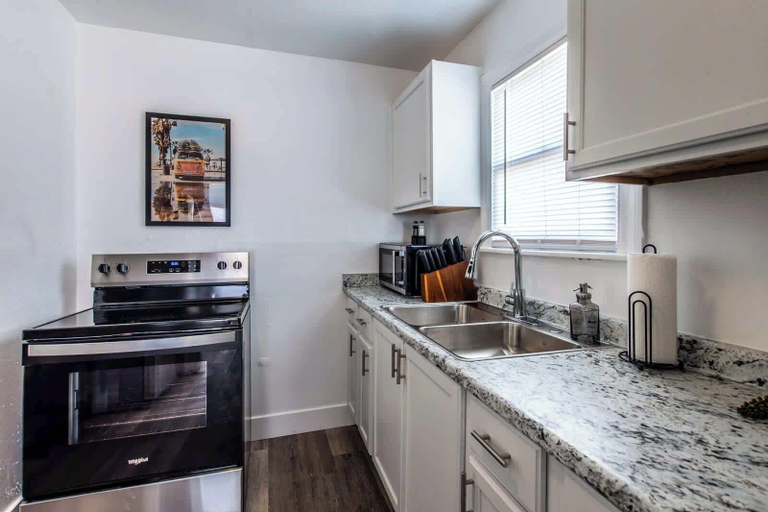 Private kitchen 4, The Coastal Nest Relax & Unwind in Style, Nueces